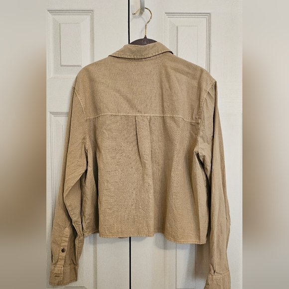 Universal Thread Cropped XL Button Down Top. Women's 8-10 Tan. - Picture 3 of 3